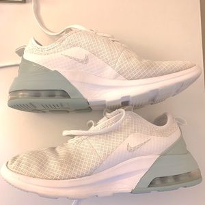 Nike Women’s Air Max Motion 2 Sneaker / Size 7